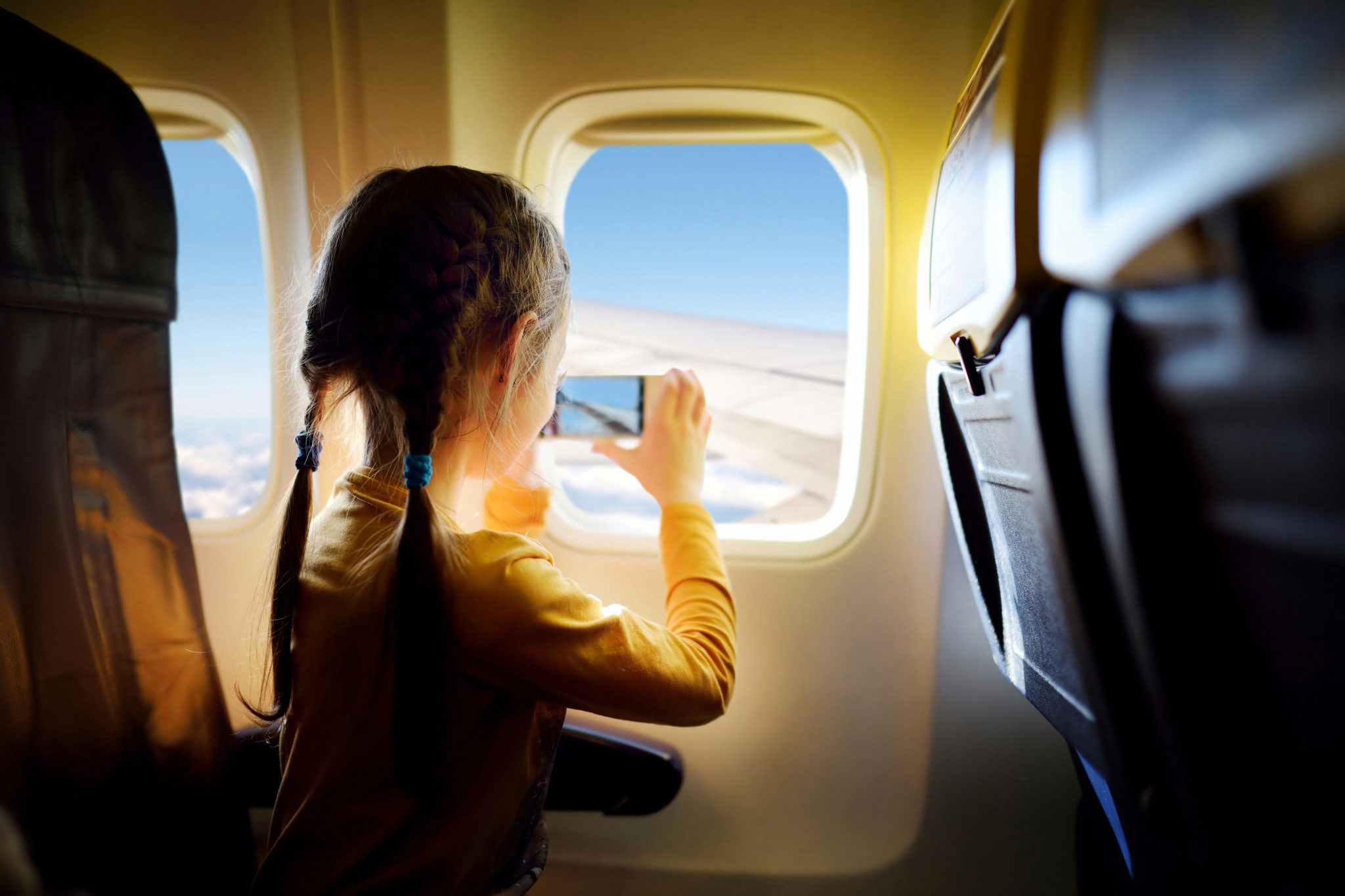 Люди сидят в самолете. Девушка в самолете. Путешествие на самолете. Девушка улетает на самолете. Красивые девушки в самолете.
